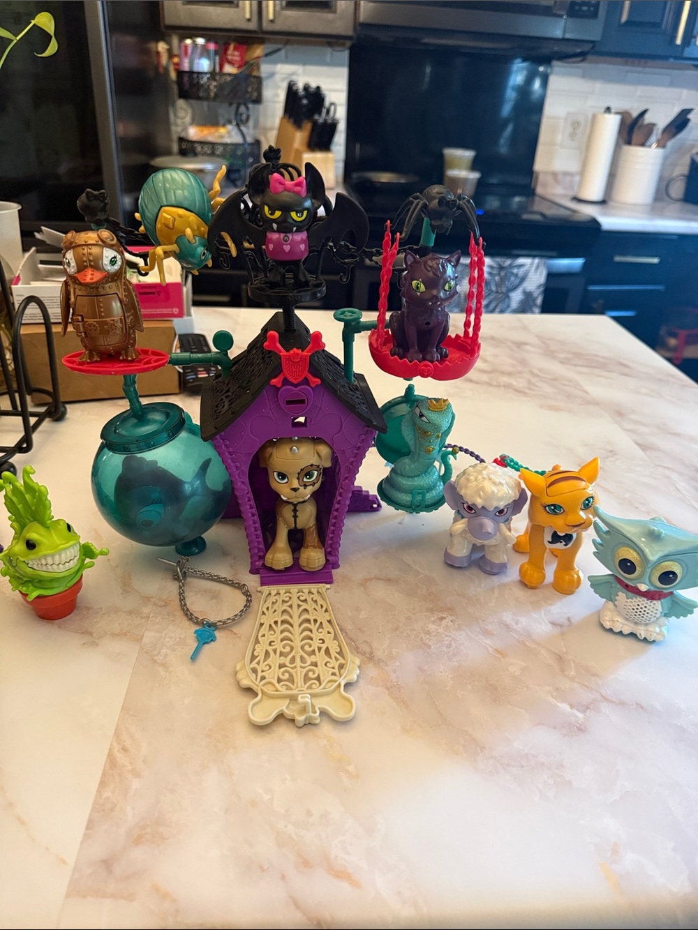 monster high Mini Pet Playset with Purple House and Teal Accessories
